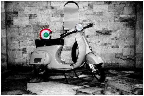 Vespa 50 mit Helm